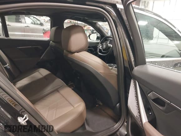 ✅ 2026 BMW 5 Series 530i xDrive • VIN: WBA53FJ05TCV77007 • Lot: 43162906. Wystawiony na IAAI z przebiegiem 2 697 mil. Bezpłatny archiwum sprzedaży aukcyjnych z USA i szczegółowy raport historii pojazdu na DreamBid. Zdjęcie 8.