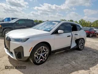 ✅ 2024 BMW iX xDrive50 • VIN: WB523CF02RCN70226 • Lot: 85180845. Wystawiony na Copart z przebiegiem 21 757 mil. Bezpłatny archiwum sprzedaży aukcyjnych z USA i szczegółowy raport historii pojazdu na DreamBid. Zdjęcie 1.