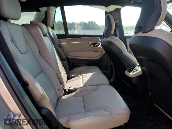 ✅ 2025 Volvo XC90 • VIN: YV4062PGXS1358875 • Lot: 68701975. Wystawiony na Copart z przebiegiem 8 030 mil. Bezpłatny archiwum sprzedaży aukcyjnych z USA i szczegółowy raport historii pojazdu na DreamBid. Zdjęcie 11.