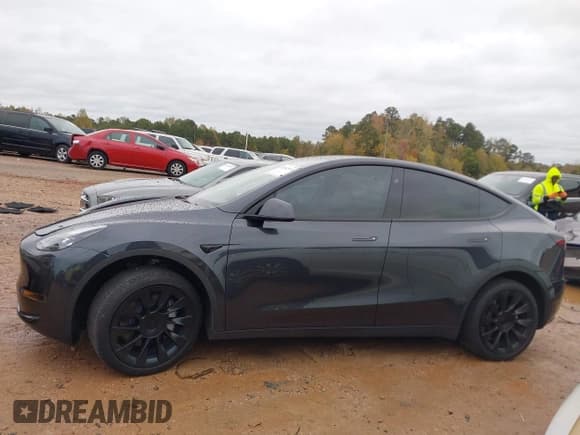 ✅ 2024 Tesla Model Y • VIN: 7SAYGDEDXRF091832 • Lot: 43562899. Wystawiony na IAAI z przebiegiem 9 525 mil. Bezpłatny archiwum sprzedaży aukcyjnych z USA i szczegółowy raport historii pojazdu na DreamBid. Zdjęcie 14.