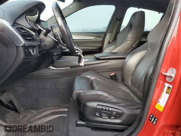 ✅ 2017 BMW X6 M • VIN: 5YMKW8C34H0U71972 • Lot: 43051775. Wystawiony na Copart z przebiegiem 47 717 mil. Bezpłatny archiwum sprzedaży aukcyjnych z USA i szczegółowy raport historii pojazdu na DreamBid. Zdjęcie 7.