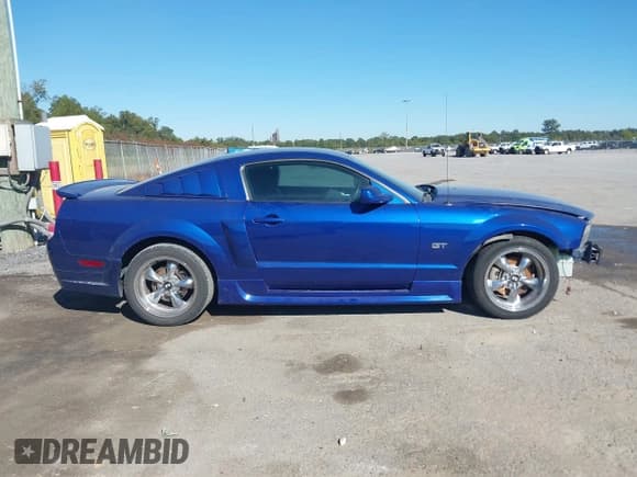 ✅ 2005 Ford Mustang GT Deluxe • VIN: 1ZVFT82H855190348 • Lot: 43604399. Wystawiony na IAAI z przebiegiem 111 972 mil. Bezpłatny archiwum sprzedaży aukcyjnych z USA i szczegółowy raport historii pojazdu na DreamBid. Zdjęcie 13.