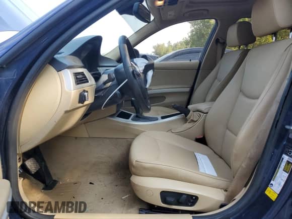 2011 BMW 3 Series z VIN WBAPG7G55BNN18564, wystawiony jako Copart lot #67601595 z przebiegiem 219 936 mil mil oraz Szkoda całkowita • Salvage title. Historia ofert i sprzedaży dostępna na DreamBid. Obrazek 7.