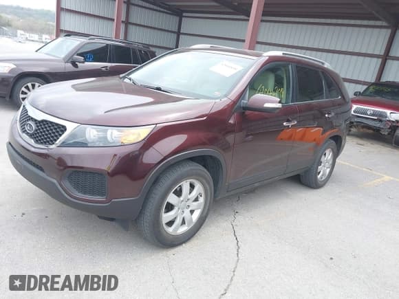 ✅ 2013 Kia Sorento LX • VIN: 5XYKT4A21DG351264 • Lot: 42044898. Wystawiony na IAAI z przebiegiem 209 905 mil. Bezpłatny archiwum sprzedaży aukcyjnych z USA i szczegółowy raport historii pojazdu na DreamBid. Zdjęcie 2.
