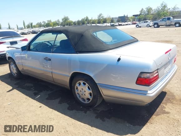 ✅ 1994 Mercedes-Benz E 320 • VIN: WDBEA66E2RC137170 • Lot: 42854032. Wystawiony na IAAI z przebiegiem 103 757 mil. Bezpłatny archiwum sprzedaży aukcyjnych z USA i szczegółowy raport historii pojazdu na DreamBid. Zdjęcie 3.