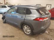 ✅ 2022 Toyota Corolla Cross LE • VIN: 7MUBAABG9NV022465 • Lot: 43516802. Wystawiony na IAAI z przebiegiem 86 446 mil. Bezpłatny archiwum sprzedaży aukcyjnych z USA i szczegółowy raport historii pojazdu na DreamBid. Zdjęcie 3.