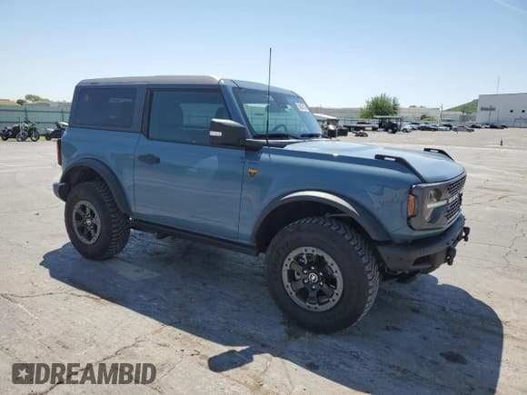 ✅ 2021 Ford Bronco • VIN: 1FMDE5CH1MLA60600 • Lot: 54076135. Wystawiony na Copart z przebiegiem 39 526 mil. Bezpłatny archiwum sprzedaży aukcyjnych z USA i szczegółowy raport historii pojazdu na DreamBid. Zdjęcie 4.