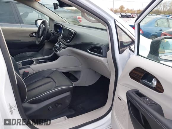 ✅ 2023 Chrysler Pacifica Limited • VIN: 2C4RC3GG0PR593541 • Lot: 43593812. Wystawiony na IAAI z przebiegiem 21 423 mil. Bezpłatny archiwum sprzedaży aukcyjnych z USA i szczegółowy raport historii pojazdu na DreamBid. Zdjęcie 5.