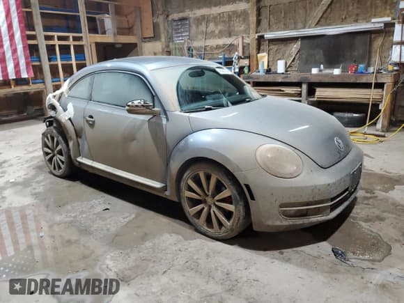 ✅ 2013 Volkswagen Beetle Turbo • VIN: 3VW467AT9DM625949 • Лот: 48360734. Опубликован ранее на Copart с пробегом 139 164 миль. Бесплатный доступ к архиву аукционных продаж из США и подробный отчёт об истории автомобиля на DreamBid. Изображение 4.