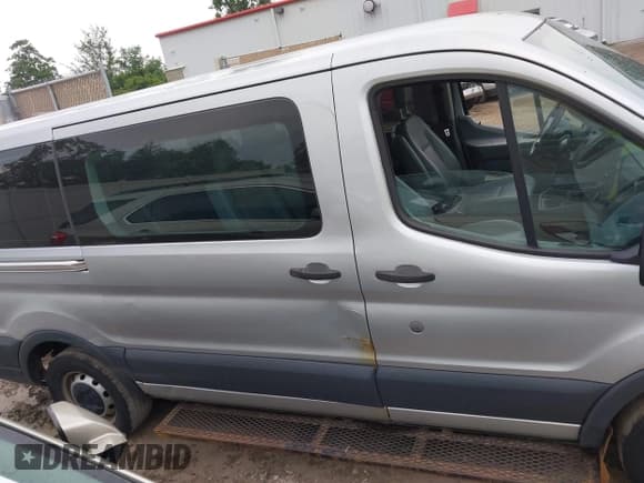 ✅ 2015 Ford Transit XL • VIN: 1FMZK1YMXFKA05407 • Lot: 42920935. Wystawiony na IAAI z przebiegiem 149 168 mil. Bezpłatny archiwum sprzedaży aukcyjnych z USA i szczegółowy raport historii pojazdu na DreamBid. Zdjęcie 13.