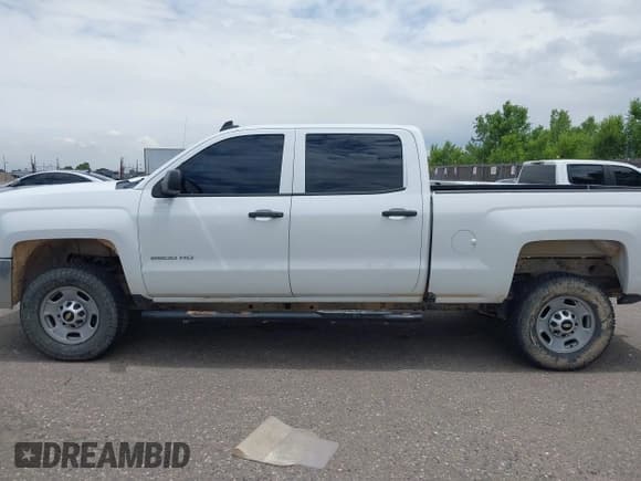 ✅ 2018 Chevrolet Silverado 2500HD Work Truck • VIN: 1GC1KUEG4JF271444 • Lot: 42588159. Listed on IAAI with 210,808 mi. Free auction sales archive from the USA and detailed vehicle history report at DreamBid. Image 14.