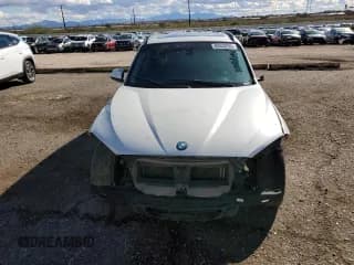 ✅ 2013 BMW X1 28i • VIN: WBAVM1C54DVL64127 • Lot: 92442935. Wystawiony na Copart z przebiegiem Nie podano. Bezpłatny archiwum sprzedaży aukcyjnych z USA i szczegółowy raport historii pojazdu na DreamBid. Zdjęcie 5.