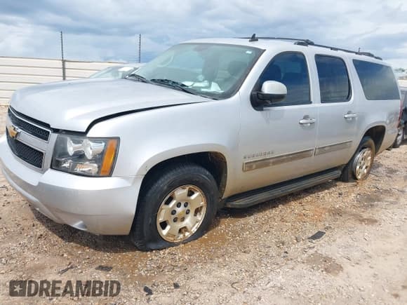 ✅ 2014 Chevrolet Suburban LS • VIN: 1GNSCHE06ER231731 • Lot: 43303711. Wystawiony na IAAI z przebiegiem 209 033 mil. Bezpłatny archiwum sprzedaży aukcyjnych z USA i szczegółowy raport historii pojazdu na DreamBid. Zdjęcie 2.