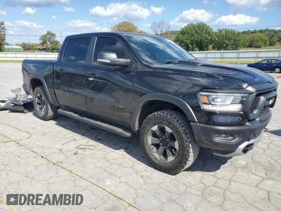 2020 Ram 1500 Rebel z VIN 1C6SRFLM2LN271477, wystawiony jako Copart lot #84295705 z przebiegiem 116 217 mil mil oraz Szkoda całkowita • Salvage title. Historia ofert i sprzedaży dostępna na DreamBid. Obrazek 4.