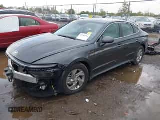 2025 Hyundai Sonata SE z VIN KMHL24JA0SA508421, wystawiony jako IAAI lot #43314725 z przebiegiem 6 504 mil mil oraz . Historia ofert i sprzedaży dostępna na DreamBid. Obrazek 2.