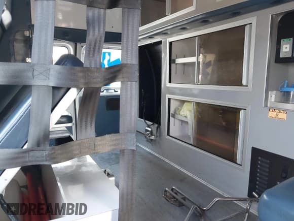 ✅ 2014 Ford Econoline Cargo Commercial • VIN: 1FDSS3EL2EDB14925 • Lot: 42091345. Wystawiony na IAAI z przebiegiem 191 903 mil. Bezpłatny archiwum sprzedaży aukcyjnych z USA i szczegółowy raport historii pojazdu na DreamBid. Zdjęcie 7.