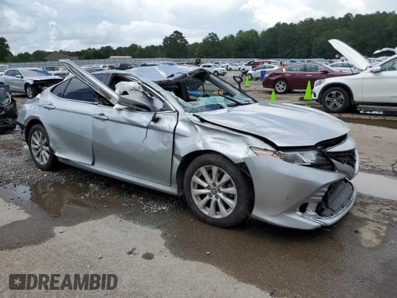 ✅ 2018 Toyota Camry LE • VIN: 4T1B11HKXJU087896 • Лот: 61462465. Опубликован ранее на Copart с пробегом 155 955 миль. Бесплатный доступ к архиву аукционных продаж из США и подробный отчёт об истории автомобиля на DreamBid. Изображение 4.