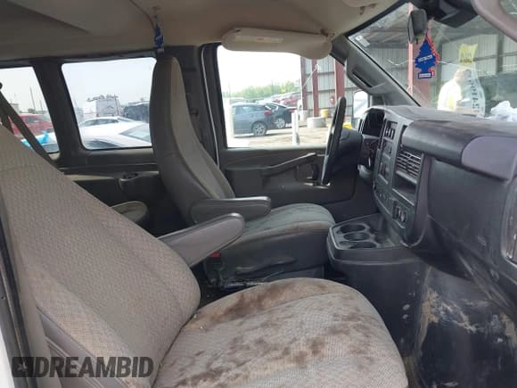 ✅ 2019 Chevrolet Express Passenger LT • VIN: 1GAZGPFG7K1201240 • Lot: 42419677. Wystawiony na IAAI z przebiegiem 190 781 mil. Bezpłatny archiwum sprzedaży aukcyjnych z USA i szczegółowy raport historii pojazdu na DreamBid. Zdjęcie 5.