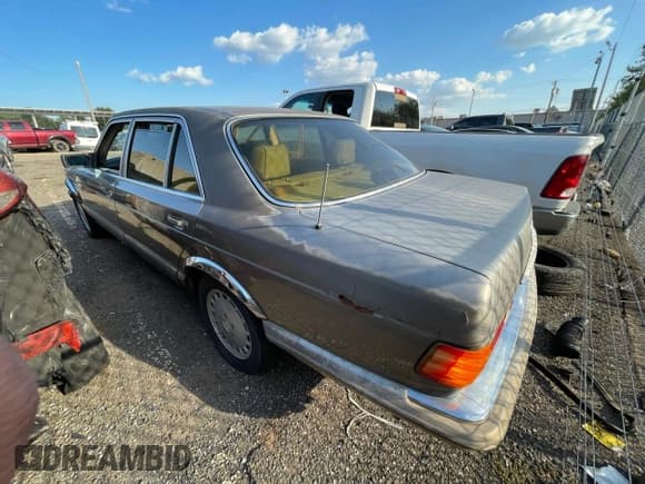✅ 1991 Mercedes-Benz 420 SEL • VIN: WDBCA35E1MA597903 • Lot: 84293925. Listed on Copart with 138,434 mi. Free auction sales archive from the USA and detailed vehicle history report at DreamBid. Image 3.