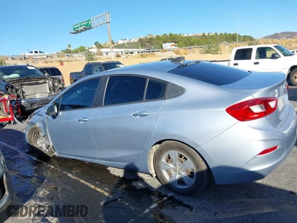 ✅ 2018 Chevrolet Cruze LS • VIN: 1G1BC5SM6J7175707 • Lot: 43652484. Wystawiony na IAAI z przebiegiem 133 689 mil. Bezpłatny archiwum sprzedaży aukcyjnych z USA i szczegółowy raport historii pojazdu na DreamBid. Zdjęcie 14.