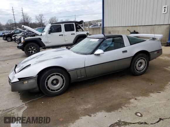 1985 Chevrolet Corvette z VIN 1G1YY0789F5106636, wystawiony jako Copart lot #86161924 z przebiegiem 105 024 mil mil oraz Szkoda całkowita • Salvage title. Historia ofert i sprzedaży dostępna na DreamBid. Obrazek 1.