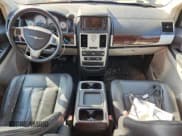 ✅ 2010 Chrysler Town & Country Touring Plus • VIN: 2A4RR8DX1AR334221 • Lot: 91305345. Wystawiony na Copart z przebiegiem 281 649 mil. Bezpłatny archiwum sprzedaży aukcyjnych z USA i szczegółowy raport historii pojazdu na DreamBid. Zdjęcie 8.