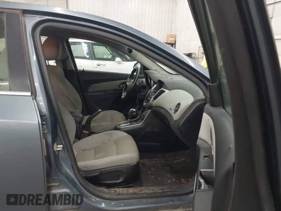 2012 Chevrolet Cruze ECO z VIN 1G1PJ5SC9C7247585, wystawiony jako IAAI lot #43576547 z przebiegiem 245 924 mil mil oraz . Historia ofert i sprzedaży dostępna na DreamBid. Obrazek 5.