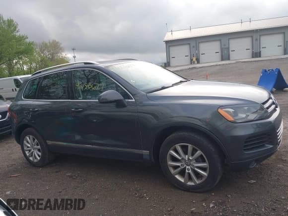 ✅ 2014 Volkswagen Touareg Sport • VIN: WVGEF9BP6ED007632 • Lot: 42183677. Listed on IAAI with 166,245 mi. Free auction sales archive from the USA and detailed vehicle history report at DreamBid. Image 13.
