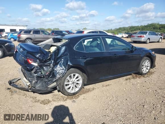 2023 Toyota Camry LE z VIN 4T1C11AK0PU725483, wystawiony jako Copart lot #71720255 z przebiegiem 76 231 mil mil oraz Szkoda całkowita • Salvage title. Historia ofert i sprzedaży dostępna na DreamBid. Obrazek 3.