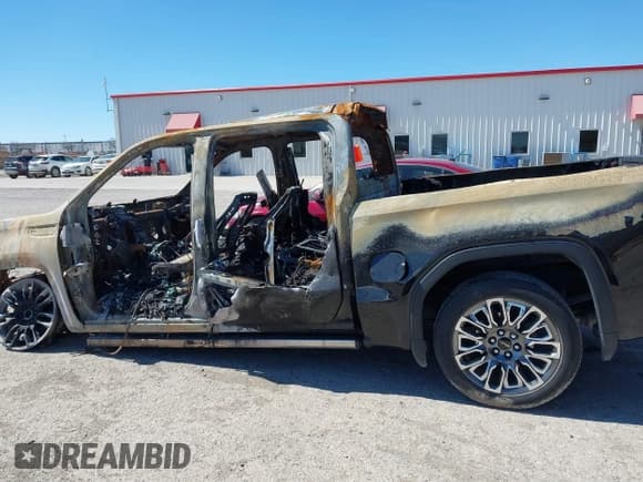 ✅ 2023 GMC Sierra 1500 Denali Ultimate • VIN: 1GTUUHEL7PZ235217 • Лот: 41670662. Опубликован ранее на IAAI с пробегом Не указан. Бесплатный доступ к архиву аукционных продаж из США и подробный отчёт об истории автомобиля на DreamBid. Изображение 13.