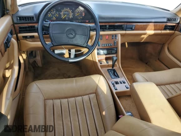 ✅ 1988 Mercedes-Benz 560 • VIN: WDBCA39D4JA397286 • Lot: 67397615. Wystawiony na Copart z przebiegiem 109 532 mil. Bezpłatny archiwum sprzedaży aukcyjnych z USA i szczegółowy raport historii pojazdu na DreamBid. Zdjęcie 8.
