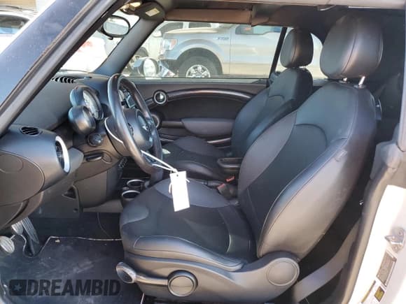 ✅ 2012 MINI Convertible S • VIN: WMWZP3C53CT296188 • Лот: 88159445. Опубликован ранее на Copart с пробегом 110 859 миль. Бесплатный доступ к архиву аукционных продаж из США и подробный отчёт об истории автомобиля на DreamBid. Изображение 7.