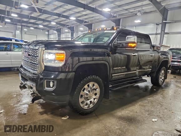 ✅ 2018 GMC Sierra 3500HD Denali • VIN: 1GT42YEYXJF169000 • Lot: 95628845. Wystawiony na Copart z przebiegiem 127 499 mil. Bezpłatny archiwum sprzedaży aukcyjnych z USA i szczegółowy raport historii pojazdu na DreamBid. Zdjęcie 1.