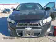 2012 Chevrolet Sonic LTZ z VIN 1G1JE5SHXC4102790, wystawiony jako IAAI lot #43554966 z przebiegiem 184 031 mil mil oraz . Historia ofert i sprzedaży dostępna na DreamBid. Obrazek 6.