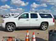 2008 Chevrolet Suburban LTZ z VIN 1GNFK16318R127690, wystawiony jako IAAI lot #43424584 z przebiegiem 278 244 mil mil oraz . Historia ofert i sprzedaży dostępna na DreamBid. Obrazek 13.