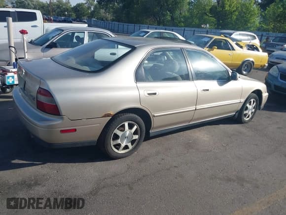 ✅ 1994 Honda Accord EX • VIN: JHMCD5655RC120856 • Lot: 42477329. Wystawiony na IAAI z przebiegiem 258 197 mil. Bezpłatny archiwum sprzedaży aukcyjnych z USA i szczegółowy raport historii pojazdu na DreamBid. Zdjęcie 4.
