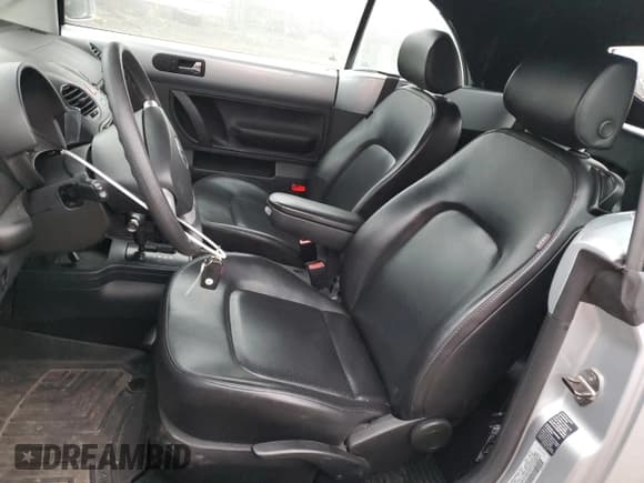 ✅ 2006 Volkswagen Beetle • VIN: 3VWRF31Y06M310356 • Lot: 46825315. Wystawiony na Copart z przebiegiem 60 445 mil. Bezpłatny archiwum sprzedaży aukcyjnych z USA i szczegółowy raport historii pojazdu na DreamBid. Zdjęcie 7.