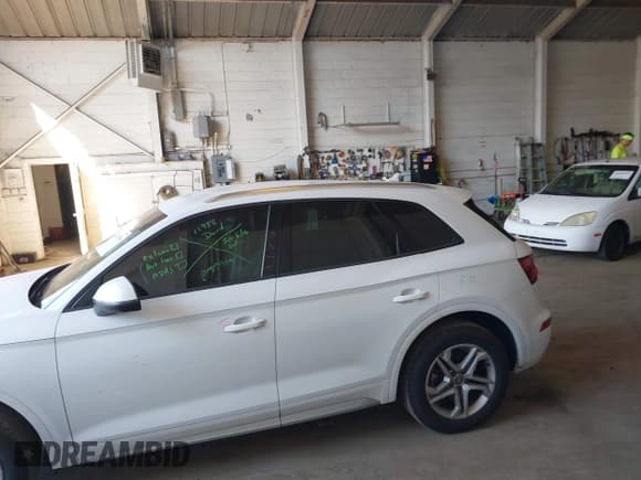 ✅ 2018 Audi Q5 Premium • VIN: WA1ANAFY2J2097467 • Lot: 42547806. Wystawiony na IAAI z przebiegiem 104 089 mil. Bezpłatny archiwum sprzedaży aukcyjnych z USA i szczegółowy raport historii pojazdu na DreamBid. Zdjęcie 14.