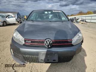 ✅ 2013 Volkswagen Golf GTI • VIN: WVWFD7AJ0DW120639 • Lot: 90141865. Wystawiony na Copart z przebiegiem 148 314 mil. Bezpłatny archiwum sprzedaży aukcyjnych z USA i szczegółowy raport historii pojazdu na DreamBid. Zdjęcie 5.