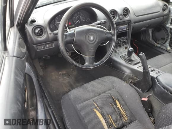 ✅ 2000 Mazda MX-5 Miata • VIN: JM1NB3530Y0141733 • Lot: 68888174. Wystawiony na Copart z przebiegiem 179 792 mil. Bezpłatny archiwum sprzedaży aukcyjnych z USA i szczegółowy raport historii pojazdu na DreamBid. Zdjęcie 8.