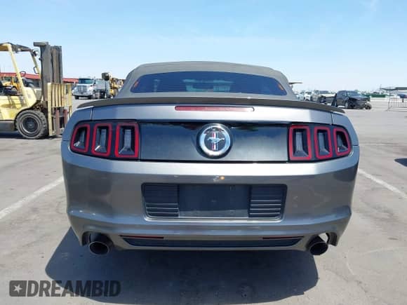 2014 Ford Mustang V6 с VIN 1ZVBP8EM1E5291808, выставлен на аукционе IAAI как лот 42353380 с пробегом 87 733 миль миль и . История ставок и продаж доступна на DreamBid. Изображение 17.