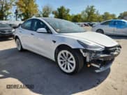 ✅ 2022 Tesla Model 3 • VIN: 5YJ3E1EA6NF328750 • Lot: 82206215. Wystawiony na Copart z przebiegiem 45 786 mil. Bezpłatny archiwum sprzedaży aukcyjnych z USA i szczegółowy raport historii pojazdu na DreamBid. Zdjęcie 4.