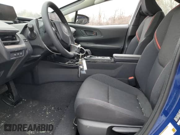 2025 Toyota Prius SE z VIN JTDACACU8S3040893, wystawiony jako Copart lot #52588625 z przebiegiem Nie podano mil oraz Szkoda całkowita • Salvage title. Historia ofert i sprzedaży dostępna na DreamBid. Obrazek 7.