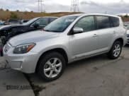 ✅ 2013 Toyota RAV4 • VIN: 2T3YL4DV1DW002025 • Lot: 79432364. Wystawiony na Copart z przebiegiem 84 970 mil. Bezpłatny archiwum sprzedaży aukcyjnych z USA i szczegółowy raport historii pojazdu na DreamBid. Zdjęcie 1.