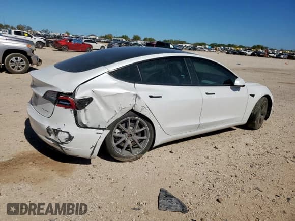 ✅ 2022 Tesla Model 3 Long Range • VIN: 5YJ3E1EB9NF318996 • Lot: 90580795. Wystawiony na Copart z przebiegiem Nie podano. Bezpłatny archiwum sprzedaży aukcyjnych z USA i szczegółowy raport historii pojazdu na DreamBid. Zdjęcie 3.