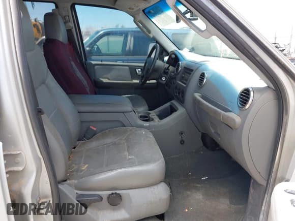 ✅ 2004 Ford Expedition Special Service • VIN: 1FMPU16L84LBB4517 • Lot: 42255890. Wystawiony na IAAI z przebiegiem 298 590 mil. Bezpłatny archiwum sprzedaży aukcyjnych z USA i szczegółowy raport historii pojazdu na DreamBid. Zdjęcie 5.