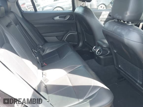 ✅ 2018 Alfa Romeo Giulia • VIN: ZARFAEBN7J7580536 • Lot: 41883289. Listed on IAAI with 87,776 mi. Free auction sales archive from the USA and detailed vehicle history report at DreamBid. Image 8.