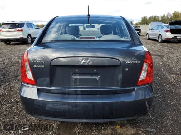 2009 Hyundai Accent L z VIN KMHCN45C79U345472, wystawiony jako Copart lot #75500404 z przebiegiem 143 940 mil mil oraz Czysty tytuł • Clean title. Historia ofert i sprzedaży dostępna na DreamBid. Obrazek 6.