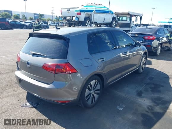 ✅ 2016 Volkswagen Golf SE • VIN: WVWKP7AUXGW916092 • Lot: 43524311. Wystawiony na IAAI z przebiegiem 37 423 mil. Bezpłatny archiwum sprzedaży aukcyjnych z USA i szczegółowy raport historii pojazdu na DreamBid. Zdjęcie 4.