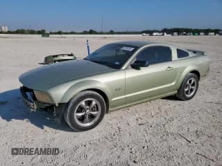 ✅ 2005 Ford Mustang GT Deluxe • VIN: 1ZVFT82H355238659 • Лот: 82180165. Опубликован ранее на Copart с пробегом 231 916 миль. Бесплатный доступ к архиву аукционных продаж из США и подробный отчёт об истории автомобиля на DreamBid. Изображение 1.